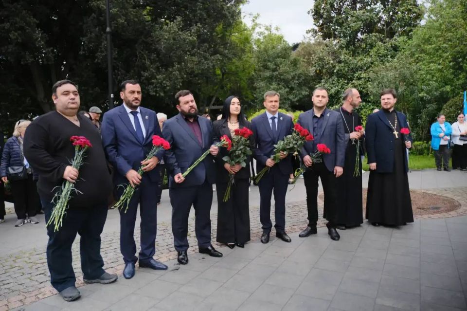 Ялта помнит…. 82 года назад началась одна из самых скорбных страниц в истории Крыма – депортация крымских татар, а затем - армян, болгар, греков, немцев, итальянцев, других народов, населявших тогда полуостров Ялта помнит…. 82 года назад началась одна из самых скорбных страниц в истории Крыма – депортация крымских татар, а затем - армян, болгар, греков, немцев, итальянцев, других народов, населявших тогда полуостров