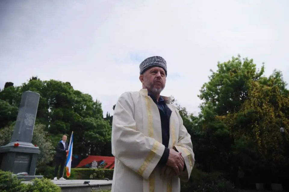 Ялта помнит…. 82 года назад началась одна из самых скорбных страниц в истории Крыма – депортация крымских татар, а затем - армян, болгар, греков, немцев, итальянцев, других народов, населявших тогда полуостров Ялта помнит…. 82 года назад началась одна из самых скорбных страниц в истории Крыма – депортация крымских татар, а затем - армян, болгар, греков, немцев, итальянцев, других народов, населявших тогда полуостров
