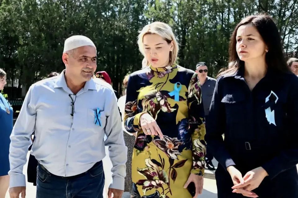 Инна Федоренко: Вместе с председателем мусульманских религиозных общин Джанкойского района Азизом Меметовым, главным имамом района Эльдаром Аджибекировым и жителями с. Крымки приняла участие в церемонии возложения цветов к... Инна Федоренко: Вместе с председателем мусульманских религиозных общин Джанкойского района Азизом Меметовым, главным имамом района Эльдаром Аджибекировым и жителями с. Крымки приняла участие в церемонии возложения цветов к...