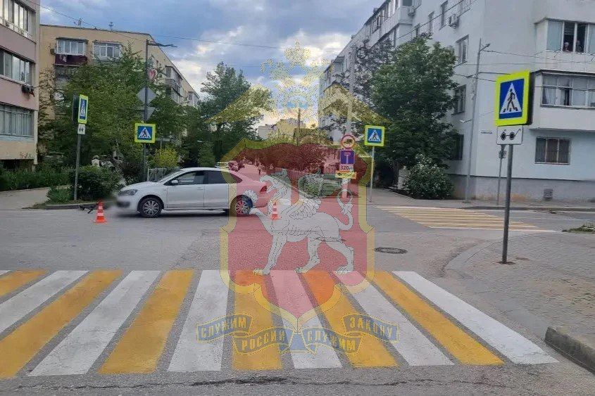 По предварительным данным, 17.05.2026 в 16:25, в городе Саки, на нерегулируемом перекрестке, объединяющем улицы Кузнецова и Интернациональная, вблизи дома № 45, произошло- дорожно-транспортное происшествие По предварительным данным, 17.05.2026 в 16:25, в городе Саки, на нерегулируемом перекрестке, объединяющем улицы Кузнецова и Интернациональная, вблизи дома № 45, произошло- дорожно-транспортное происшествие