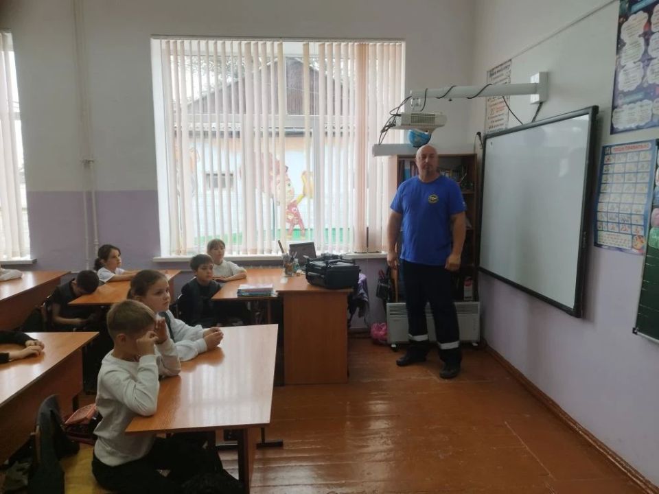 В преддверии Всемирного дня защиты детей сотрудники подведомственного учреждения МЧС Республики Крым ГКУ РК "КРЫМ-СПАС" провели открытые уроки по «Основам безопасности жизнедеятельности» В преддверии Всемирного дня защиты детей сотрудники подведомственного учреждения МЧС Республики Крым ГКУ РК "КРЫМ-СПАС" провели открытые уроки по «Основам безопасности жизнедеятельности»