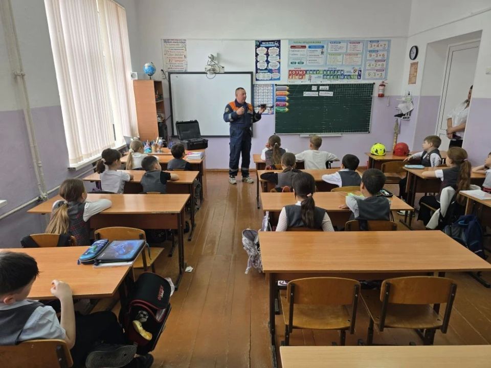 В преддверии Всемирного дня защиты детей сотрудники подведомственного учреждения МЧС Республики Крым ГКУ РК "КРЫМ-СПАС" провели открытые уроки по «Основам безопасности жизнедеятельности» В преддверии Всемирного дня защиты детей сотрудники подведомственного учреждения МЧС Республики Крым ГКУ РК "КРЫМ-СПАС" провели открытые уроки по «Основам безопасности жизнедеятельности»