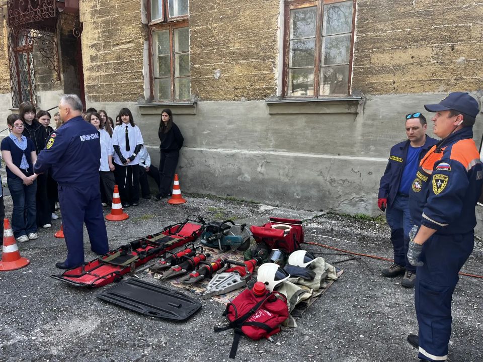 В преддверии Всемирного дня защиты детей сотрудники подведомственного учреждения МЧС Республики Крым ГКУ РК "КРЫМ-СПАС" провели открытые уроки по «Основам безопасности жизнедеятельности» В преддверии Всемирного дня защиты детей сотрудники подведомственного учреждения МЧС Республики Крым ГКУ РК "КРЫМ-СПАС" провели открытые уроки по «Основам безопасности жизнедеятельности»