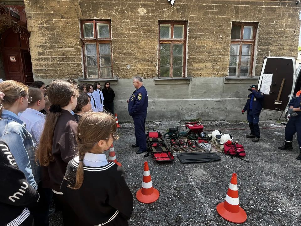 В преддверии Всемирного дня защиты детей сотрудники подведомственного учреждения МЧС Республики Крым ГКУ РК "КРЫМ-СПАС" провели открытые уроки по «Основам безопасности жизнедеятельности»