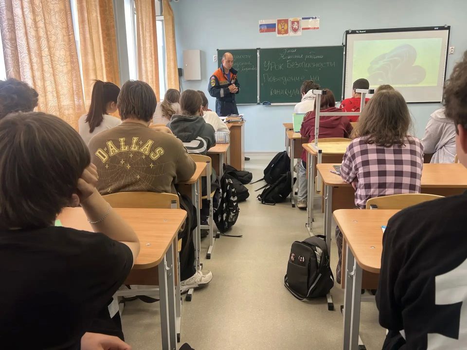В преддверии Всемирного дня защиты детей сотрудники подведомственного учреждения МЧС Республики Крым ГКУ РК "КРЫМ-СПАС" провели открытые уроки по «Основам безопасности жизнедеятельности» В преддверии Всемирного дня защиты детей сотрудники подведомственного учреждения МЧС Республики Крым ГКУ РК "КРЫМ-СПАС" провели открытые уроки по «Основам безопасности жизнедеятельности»