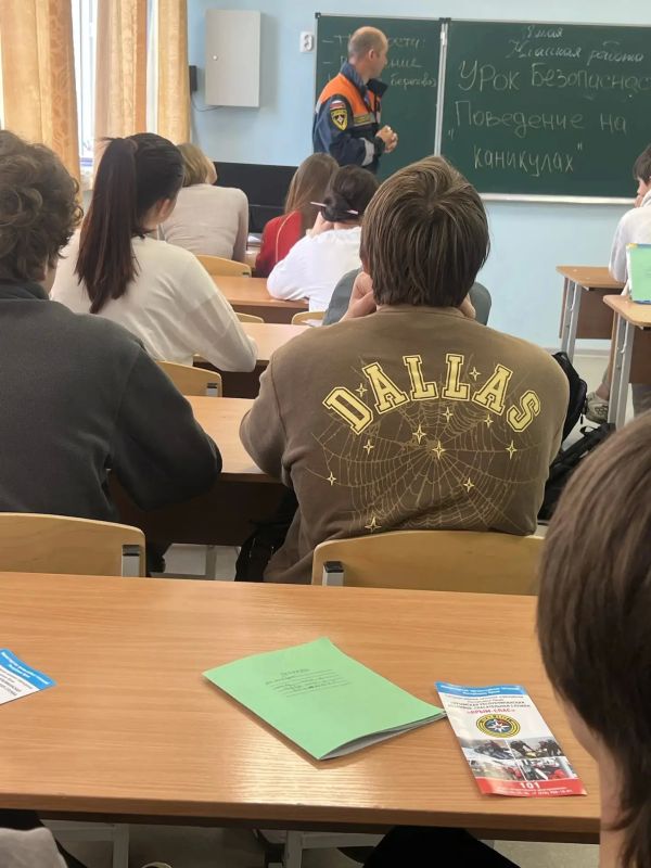 В преддверии Всемирного дня защиты детей сотрудники подведомственного учреждения МЧС Республики Крым ГКУ РК "КРЫМ-СПАС" провели открытые уроки по «Основам безопасности жизнедеятельности» В преддверии Всемирного дня защиты детей сотрудники подведомственного учреждения МЧС Республики Крым ГКУ РК "КРЫМ-СПАС" провели открытые уроки по «Основам безопасности жизнедеятельности»