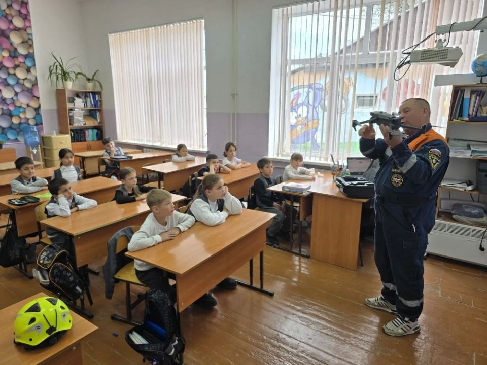 В преддверии Всемирного дня защиты детей сотрудники подведомственного учреждения МЧС Республики Крым ГКУ РК "КРЫМ-СПАС" провели открытые уроки по «Основам безопасности жизнедеятельности» В преддверии Всемирного дня защиты детей сотрудники подведомственного учреждения МЧС Республики Крым ГКУ РК "КРЫМ-СПАС" провели открытые уроки по «Основам безопасности жизнедеятельности»