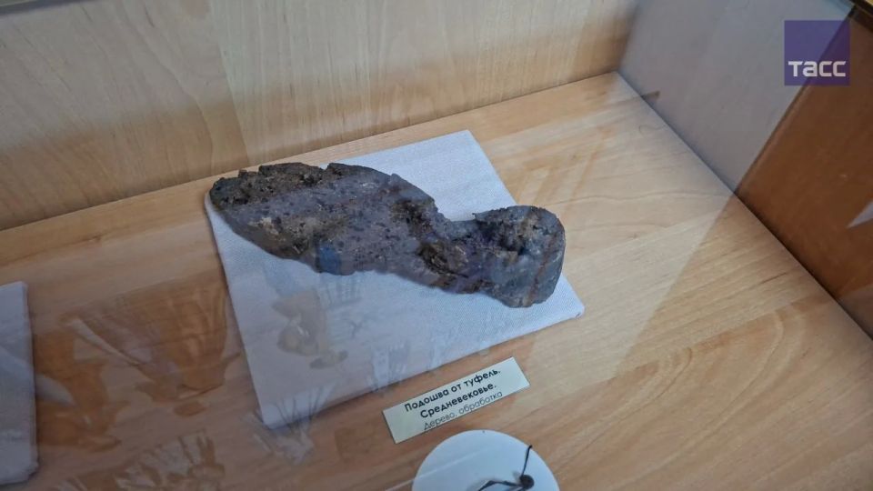 В Крыму в музее истории Симферополя впервые показали украшения модниц из средневековой генуэзской крепости В Крыму в музее истории Симферополя впервые показали украшения модниц из средневековой генуэзской крепости