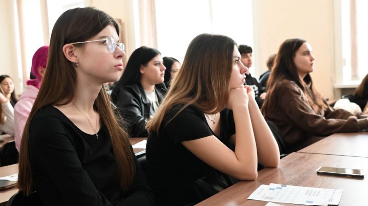 Крымские студотряды готовят 50 нянь для поддержки семей
