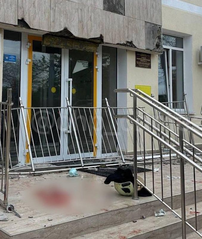 Десять подростков, пострадавших при обрушении балкона в школе в Севастополе, остаются в больнице, состояние троих тяжелое, сообщил губернатор города