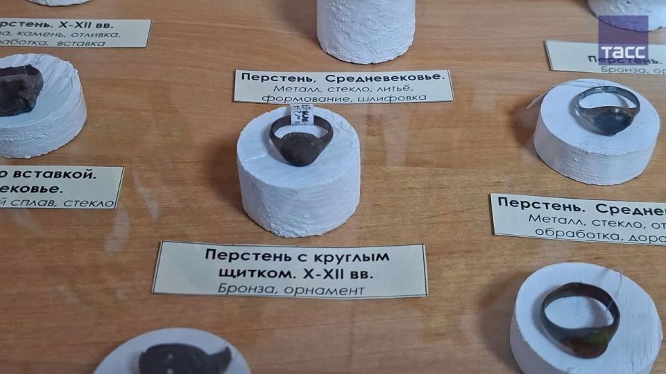 В Крыму в музее истории Симферополя впервые показали украшения модниц из средневековой генуэзской крепости В Крыму в музее истории Симферополя впервые показали украшения модниц из средневековой генуэзской крепости