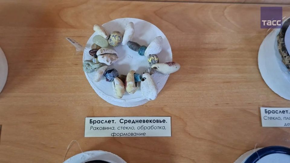 В Крыму в музее истории Симферополя впервые показали украшения модниц из средневековой генуэзской крепости В Крыму в музее истории Симферополя впервые показали украшения модниц из средневековой генуэзской крепости