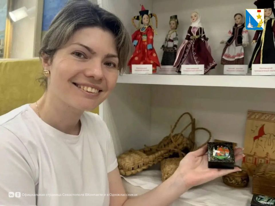 В библиотеке №6 школьникам показали славянскую роспись, кукол в национальных костюмах и старинные чайные сервизы В библиотеке №6 школьникам показали славянскую роспись, кукол в национальных костюмах и старинные чайные сервизы