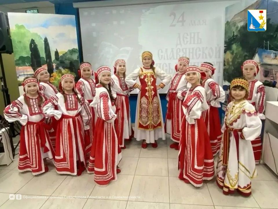В библиотеке №6 школьникам показали славянскую роспись, кукол в национальных костюмах и старинные чайные сервизы В библиотеке №6 школьникам показали славянскую роспись, кукол в национальных костюмах и старинные чайные сервизы