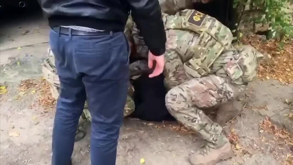 ФСБ опубликовала кадры задержания жителя Керчи, которого обвиняют в сотрудничестве с украинскими спецслужбами