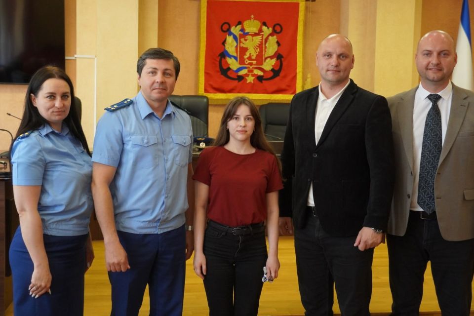 Иван Кошель: В торжественной обстановке вместе с главой муниципального образования Денисом Колесником и прокурором города Денисом Кулебяновым вручили ключи от 11 квартир детям-сиротам