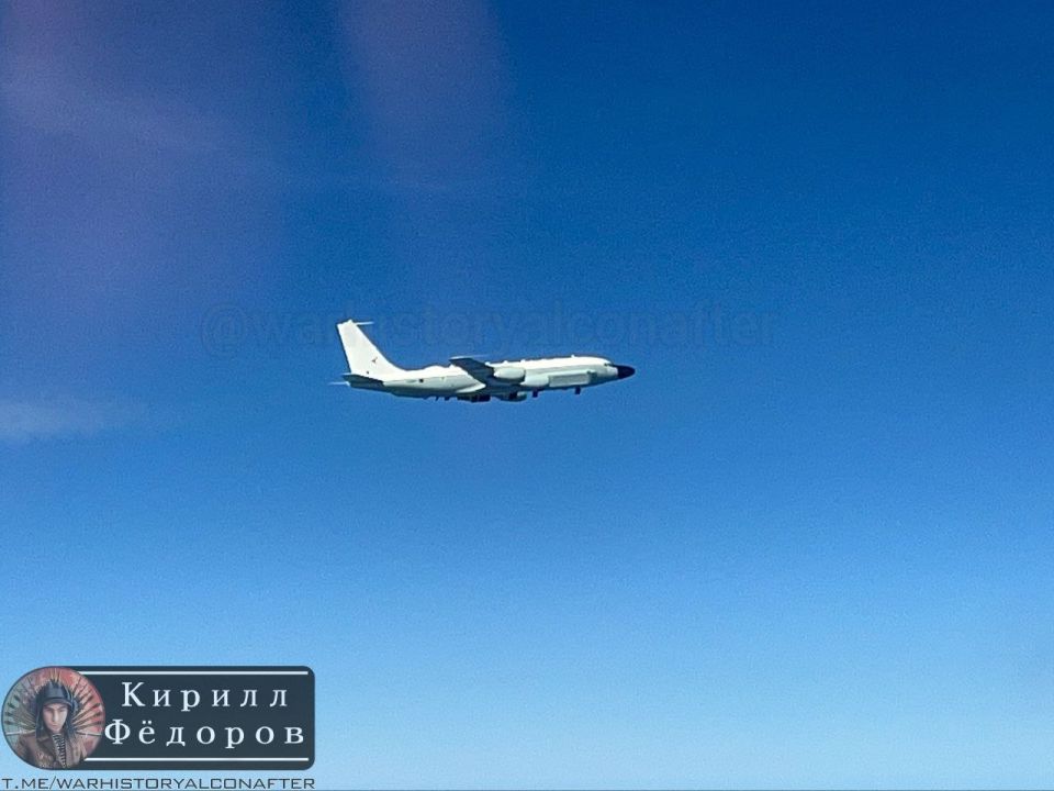 Тот самый британский разведчик RC-135, экипаж которого заныл при приближении русских истребителей Тот самый британский разведчик RC-135, экипаж которого заныл при приближении русских истребителей