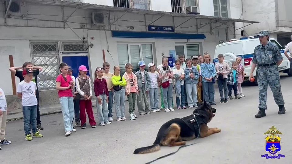 В Севастополе школьники побывали в гостях у транспортной полиции