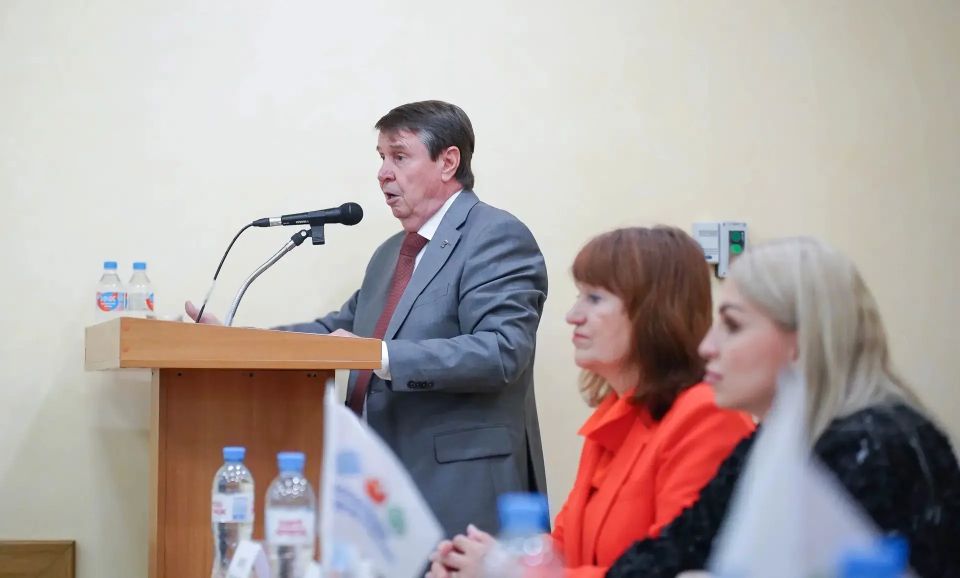 Заместитель председателя и участник местного отделения «Ассамблеи народов России» Сакского района Арсен Исмаилов и Бахтияр Усеинов приняли участие в рабочем совещании Крымского регионального отделения «Ассамблеи народов... Заместитель председателя и участник местного отделения «Ассамблеи народов России» Сакского района Арсен Исмаилов и Бахтияр Усеинов приняли участие в рабочем совещании Крымского регионального отделения «Ассамблеи народов...
