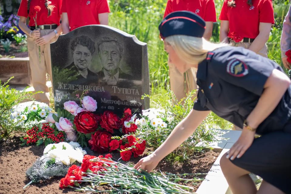Автоинспекторы совместно с ЮИДовцами и «юнармейцами» почтили память первого руководителя Севастопольской Госавтоинспекции майора милиции Ивана Тупота Автоинспекторы совместно с ЮИДовцами и «юнармейцами» почтили память первого руководителя Севастопольской Госавтоинспекции майора милиции Ивана Тупота