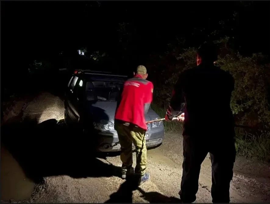В Белогорском районе двое туристов на «Ниве» застряли в грязевой ловушке
