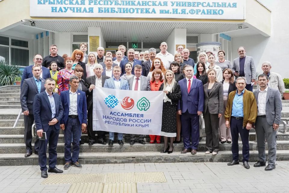 Заместитель председателя и участник местного отделения «Ассамблеи народов России» Сакского района Арсен Исмаилов и Бахтияр Усеинов приняли участие в рабочем совещании Крымского регионального отделения «Ассамблеи народов... Заместитель председателя и участник местного отделения «Ассамблеи народов России» Сакского района Арсен Исмаилов и Бахтияр Усеинов приняли участие в рабочем совещании Крымского регионального отделения «Ассамблеи народов...
