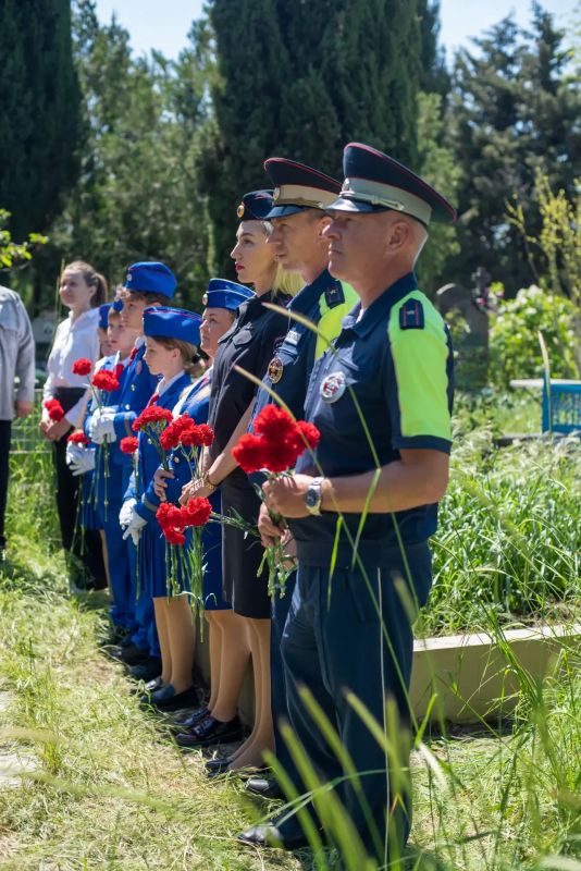 Автоинспекторы совместно с ЮИДовцами и «юнармейцами» почтили память первого руководителя Севастопольской Госавтоинспекции майора милиции Ивана Тупота Автоинспекторы совместно с ЮИДовцами и «юнармейцами» почтили память первого руководителя Севастопольской Госавтоинспекции майора милиции Ивана Тупота