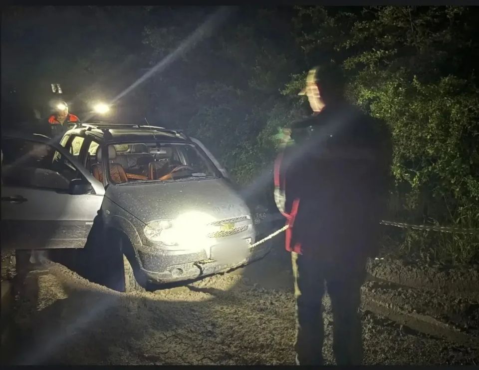 В Белогорском районе двое туристов на «Ниве» застряли в грязевой ловушке В Белогорском районе двое туристов на «Ниве» застряли в грязевой ловушке