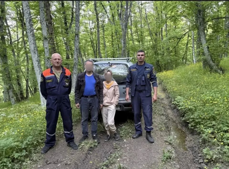 В грязевой ловушке в лесу застряли двое туристов в Белогорском районе