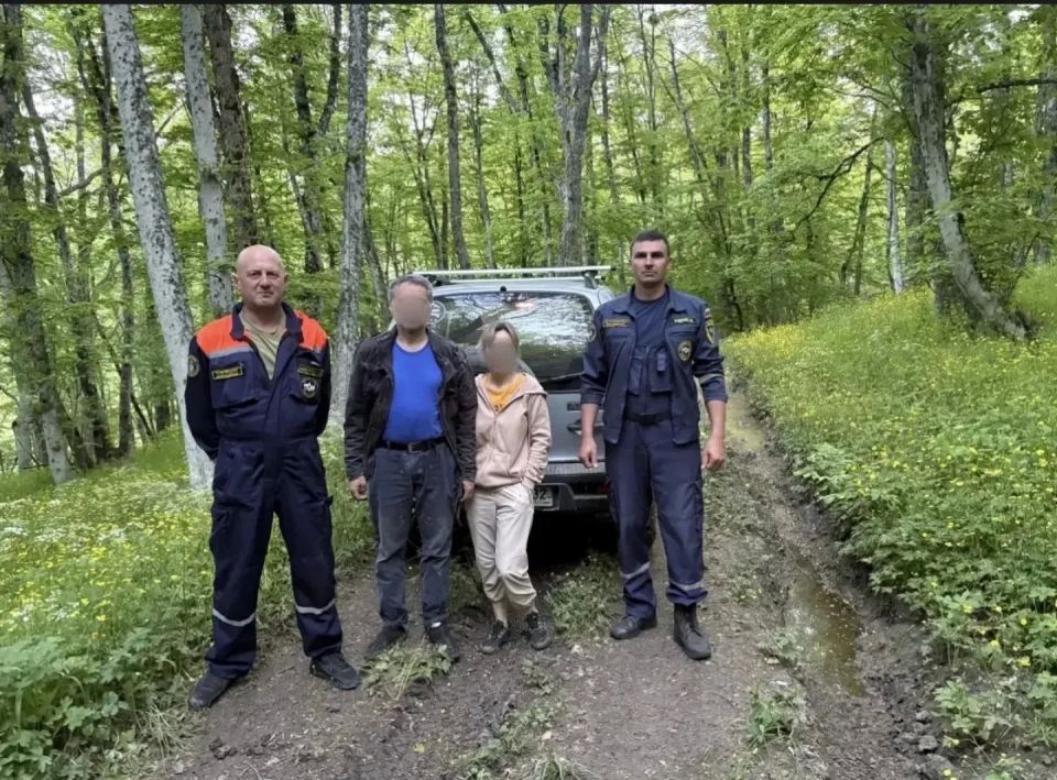 В Белогорском районе двое туристов на «Ниве» застряли в грязевой ловушке В Белогорском районе двое туристов на «Ниве» застряли в грязевой ловушке