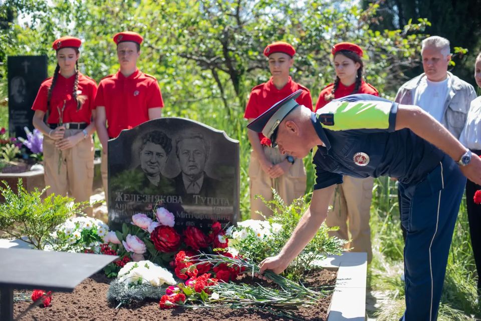 Автоинспекторы совместно с ЮИДовцами и «юнармейцами» почтили память первого руководителя Севастопольской Госавтоинспекции майора милиции Ивана Тупота Автоинспекторы совместно с ЮИДовцами и «юнармейцами» почтили память первого руководителя Севастопольской Госавтоинспекции майора милиции Ивана Тупота