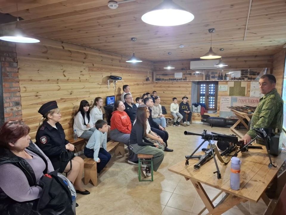 В Севастополе полицейские эксперты-криминалисты организовали для подшефных детей экскурсию на мемориальный комплекс «35-я береговая батарея» В Севастополе полицейские эксперты-криминалисты организовали для подшефных детей экскурсию на мемориальный комплекс «35-я береговая батарея»