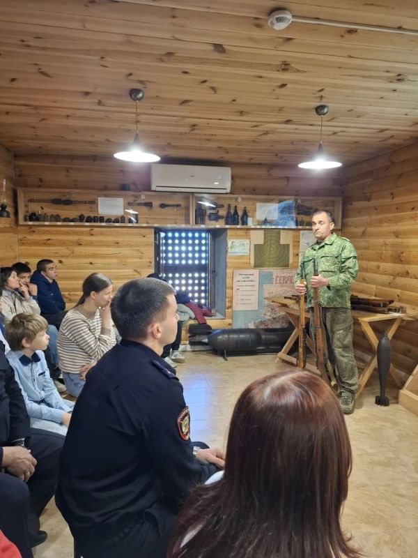 В Севастополе полицейские эксперты-криминалисты организовали для подшефных детей экскурсию на мемориальный комплекс «35-я береговая батарея» В Севастополе полицейские эксперты-криминалисты организовали для подшефных детей экскурсию на мемориальный комплекс «35-я береговая батарея»