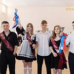 В Крыму прозвенел последний звонок для 23 тысяч выпускников В Крыму прозвенел последний звонок для 23 тысяч выпускников