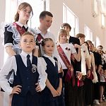 В Крыму прозвенел последний звонок для 23 тысяч выпускников В Крыму прозвенел последний звонок для 23 тысяч выпускников