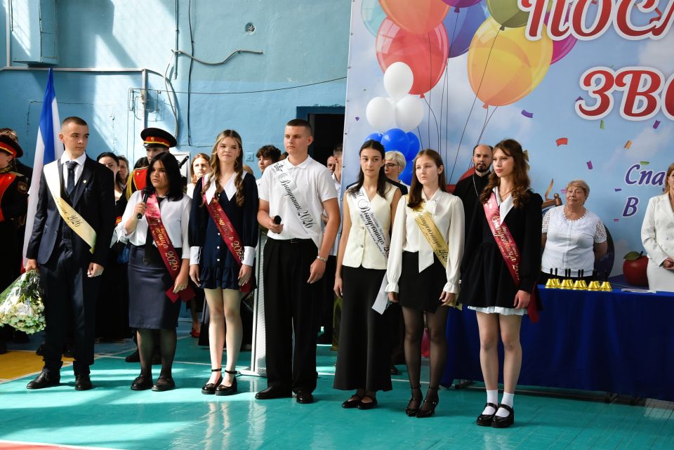 Председатель Бахчисарайского горсовета поздравила гимназистов с окончанием учебного года Председатель Бахчисарайского горсовета поздравила гимназистов с окончанием учебного года
