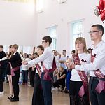 В Крыму прозвенел последний звонок для 23 тысяч выпускников В Крыму прозвенел последний звонок для 23 тысяч выпускников