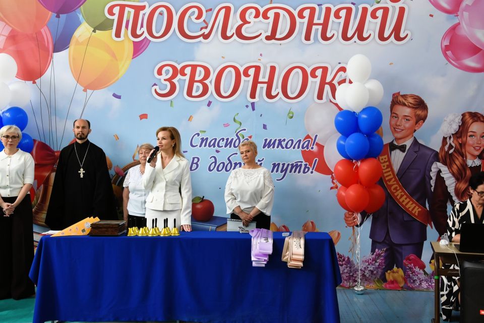 Председатель Бахчисарайского горсовета поздравила гимназистов с окончанием учебного года