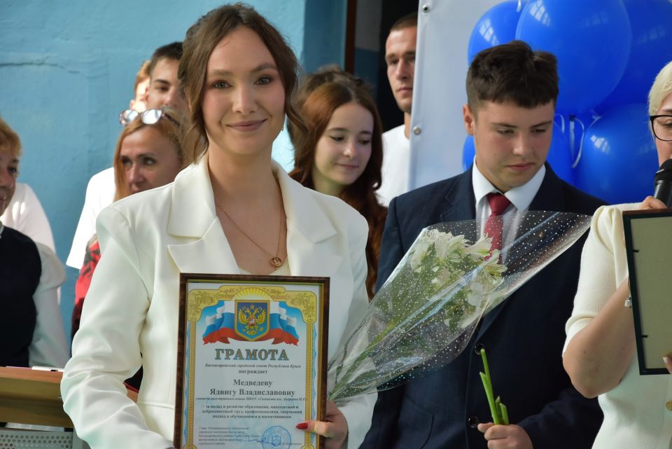 Председатель Бахчисарайского горсовета поздравила гимназистов с окончанием учебного года Председатель Бахчисарайского горсовета поздравила гимназистов с окончанием учебного года