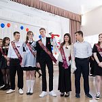 В Крыму прозвенел последний звонок для 23 тысяч выпускников В Крыму прозвенел последний звонок для 23 тысяч выпускников