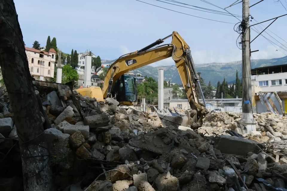 Демонтаж капстроений Центрального рынка в Ялте практически завершен Демонтаж капстроений Центрального рынка в Ялте практически завершен
