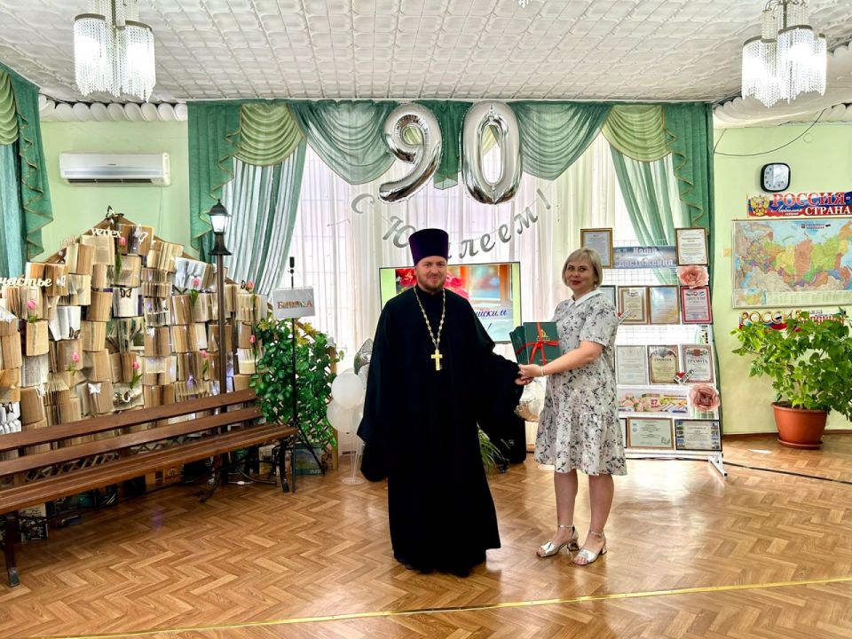 Денис Олейник: Сегодня вместе с председателем Раздольненского районного совета Татьяной Вышинской, директором МБУК «МЦКДиБО» Ильёй Марценюком, отцом Иоанном, руководителями организаций района и читателями поздравили... Денис Олейник: Сегодня вместе с председателем Раздольненского районного совета Татьяной Вышинской, директором МБУК «МЦКДиБО» Ильёй Марценюком, отцом Иоанном, руководителями организаций района и читателями поздравили...