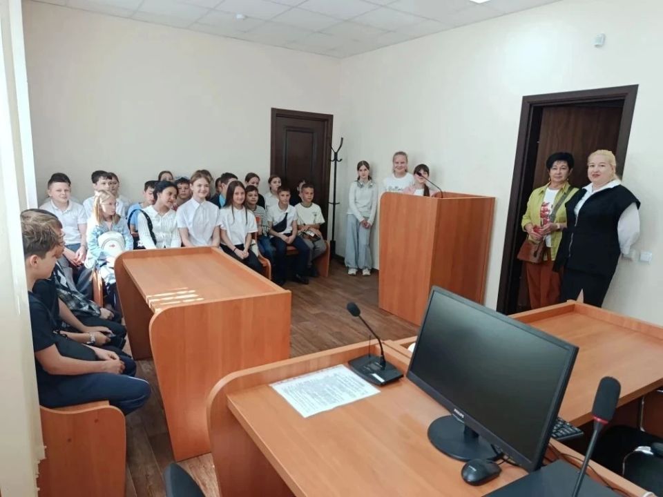 В рамках просветительской и профориентационной работы сотрудники аппаратов мировых судей Киевского и Железнодорожного районов Симферополя провели увлекательную экскурсию для учеников 5 «Б» класса МБОУ «СОШ № 34 им. 51-ой... В рамках просветительской и профориентационной работы сотрудники аппаратов мировых судей Киевского и Железнодорожного районов Симферополя провели увлекательную экскурсию для учеников 5 «Б» класса МБОУ «СОШ № 34 им. 51-ой...