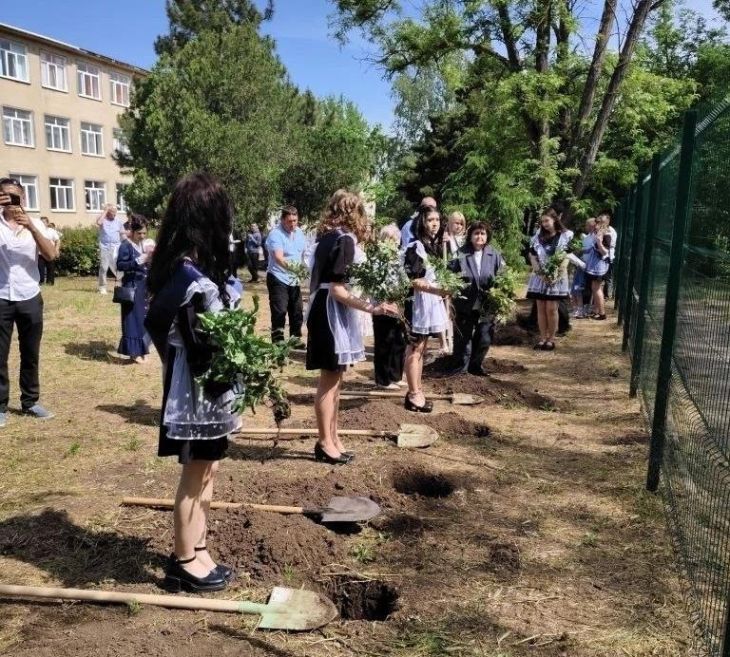 В Сакском районе заложили памятный сквер учителю