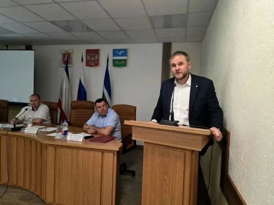 В преддверии важнейшей страды — уборки зерновых урожая 2026 года — в Первомайском районе прошло стратегическое рабочее совещание с аграриями