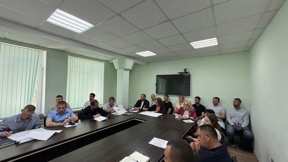 Сегодня совместно с Оксаной Ивановной Сацик, ГКУ «Служба автомобильных дорог Крыма» и АО «Крымавтодор» провели расширенное совещание по вопросам развития автомобильных дорог регионального и межмуниципального значения... Сегодня совместно с Оксаной Ивановной Сацик, ГКУ «Служба автомобильных дорог Крыма» и АО «Крымавтодор» провели расширенное совещание по вопросам развития автомобильных дорог регионального и межмуниципального значения...
