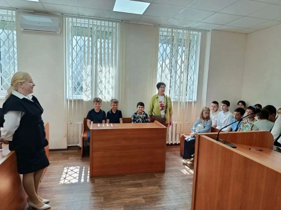 В рамках просветительской и профориентационной работы сотрудники аппаратов мировых судей Киевского и Железнодорожного районов Симферополя провели увлекательную экскурсию для учеников 5 «Б» класса МБОУ «СОШ № 34 им. 51-ой... В рамках просветительской и профориентационной работы сотрудники аппаратов мировых судей Киевского и Железнодорожного районов Симферополя провели увлекательную экскурсию для учеников 5 «Б» класса МБОУ «СОШ № 34 им. 51-ой...