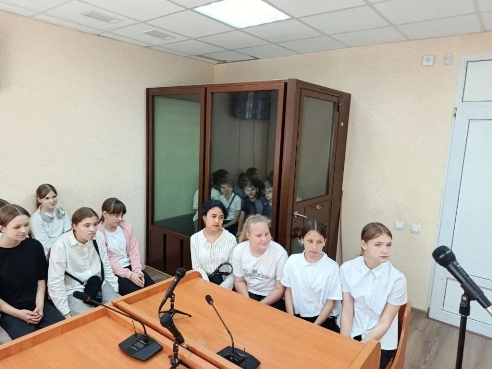 В рамках просветительской и профориентационной работы сотрудники аппаратов мировых судей Киевского и Железнодорожного районов Симферополя провели увлекательную экскурсию для учеников 5 «Б» класса МБОУ «СОШ № 34 им. 51-ой... В рамках просветительской и профориентационной работы сотрудники аппаратов мировых судей Киевского и Железнодорожного районов Симферополя провели увлекательную экскурсию для учеников 5 «Б» класса МБОУ «СОШ № 34 им. 51-ой...