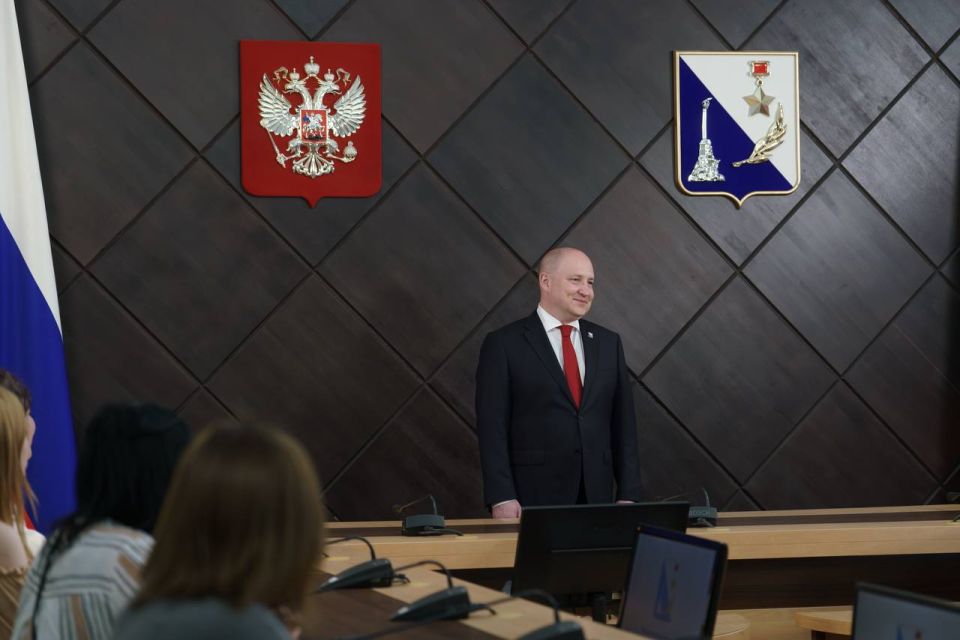 Михаил Развожаев: Вручил семи многодетным севастопольским семьям жилищные сертификаты Михаил Развожаев: Вручил семи многодетным севастопольским семьям жилищные сертификаты
