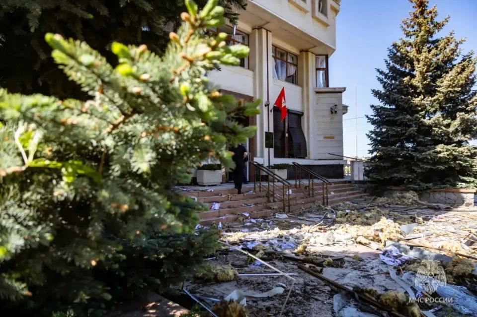 Пожар на крыше здания по улице Дзигунского ликвидировали севастопольские пожарные Пожар на крыше здания по улице Дзигунского ликвидировали севастопольские пожарные